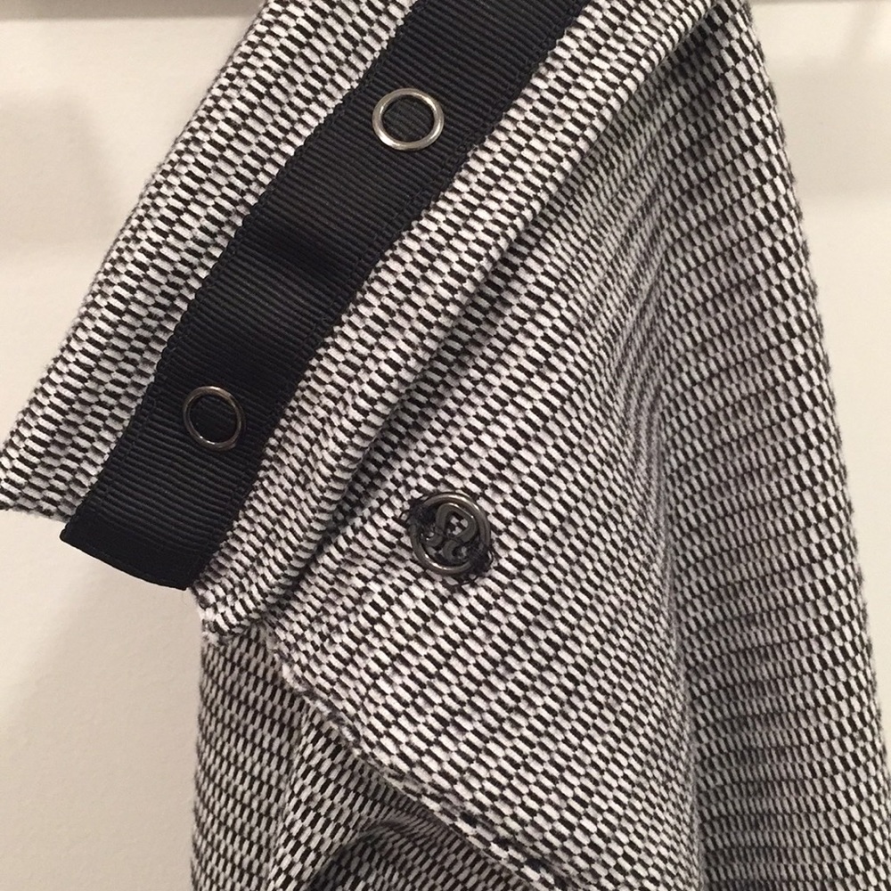 Lululemon Rulu Vinyasa scarf in black and white